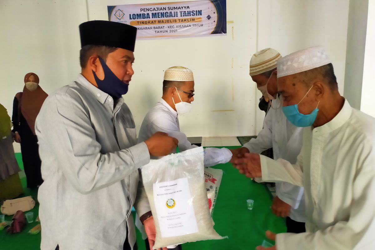 Sambut Ramadhan, Muslimat DDII  Asahan berbagi sembako