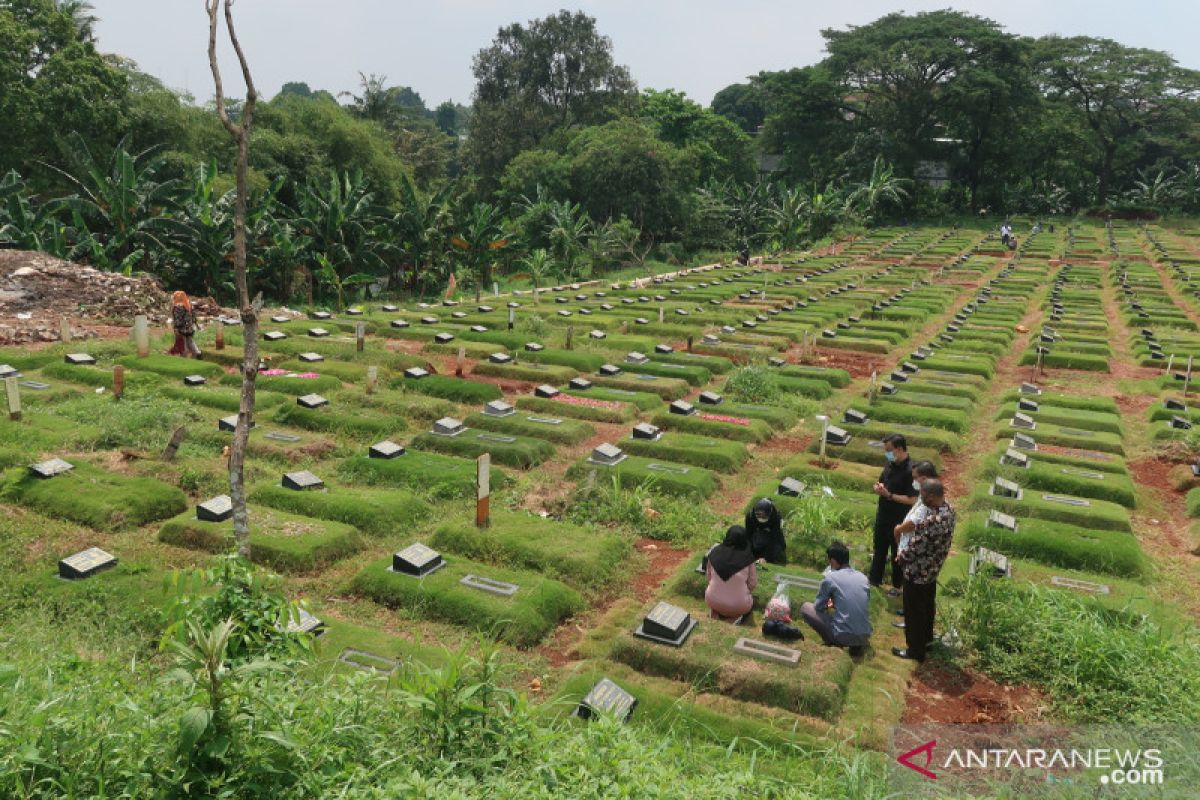 TPU Pondok Ranggon Blok COVID-19 sepi dari peziarah