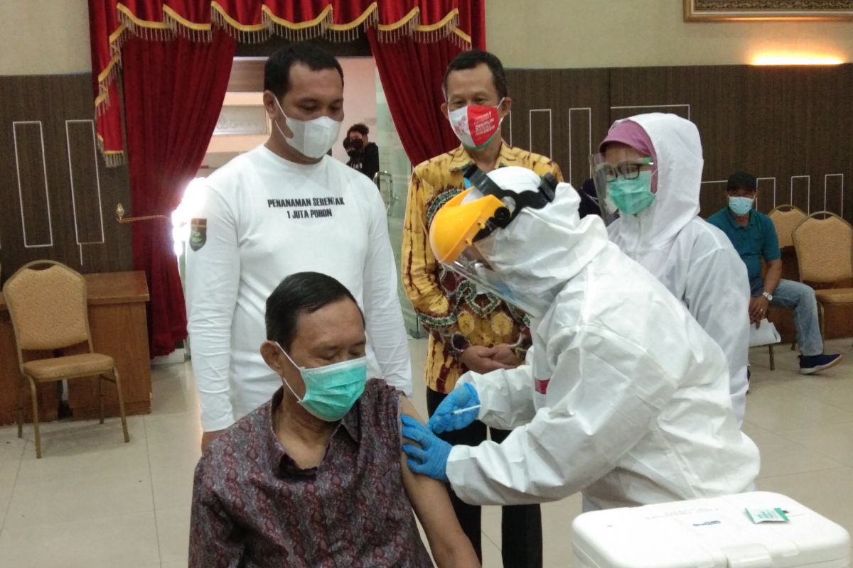 Wali Kota harapkan Banjarbaru dapat kuota vaksin lansia