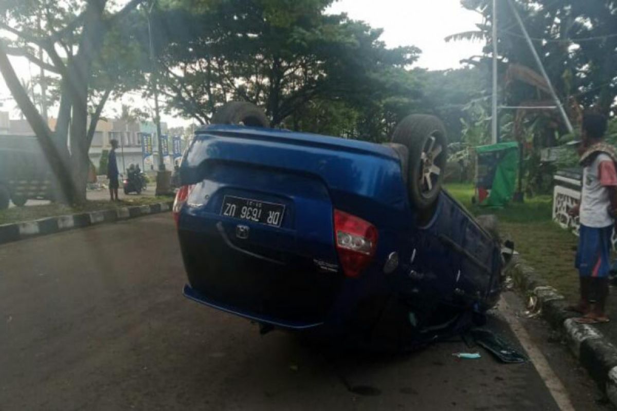 Sopir mengantuk, mobil tabrak pembatas jalan raya Bypass Praya hingga terguling