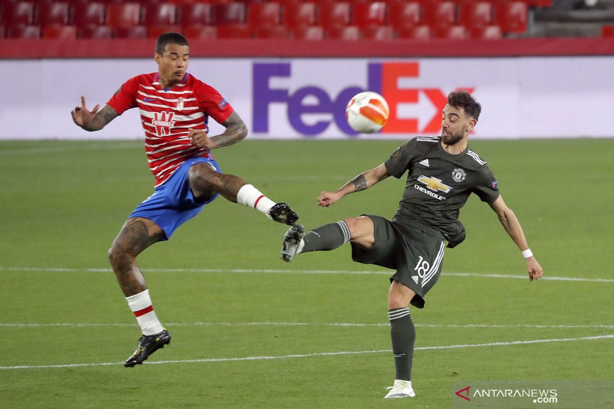 Manchester United memetik dua gol tandang penting setelah mengalahkan Granada 2-0
