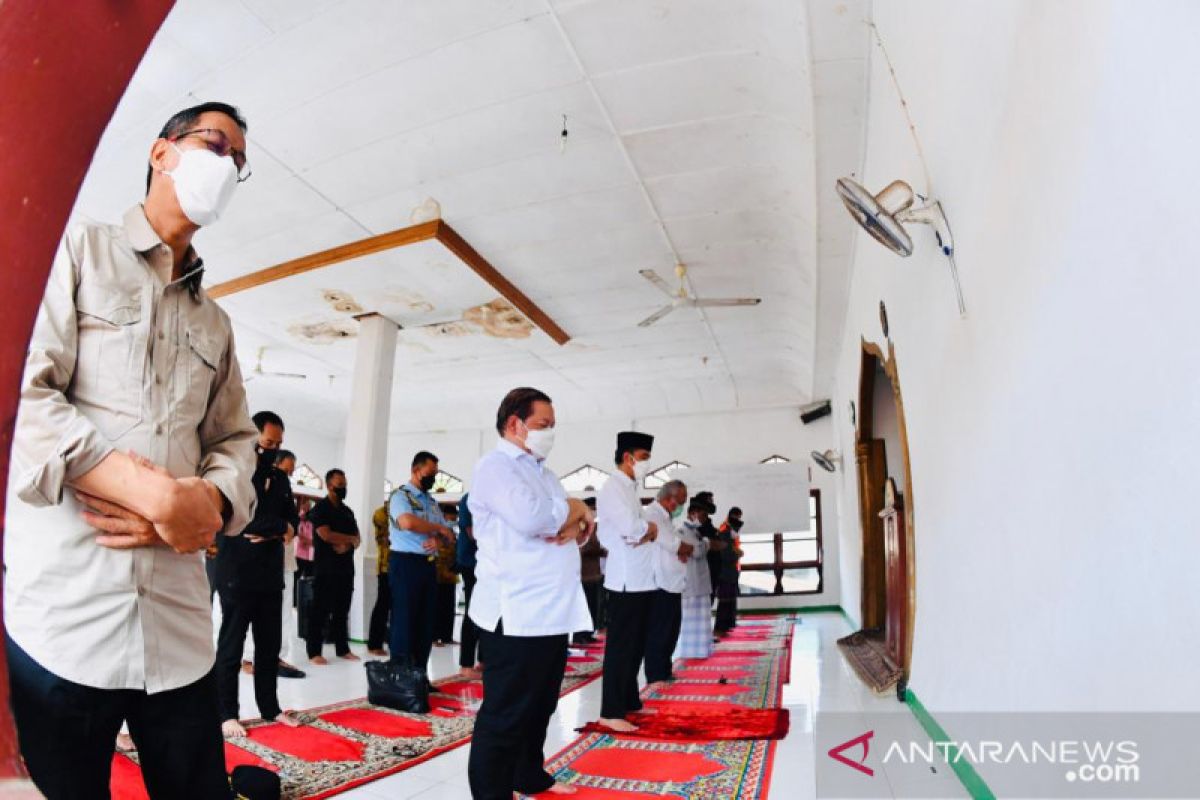 Presiden Jokowi tinjau kondisi pengungsi di Adonara Flores Timur