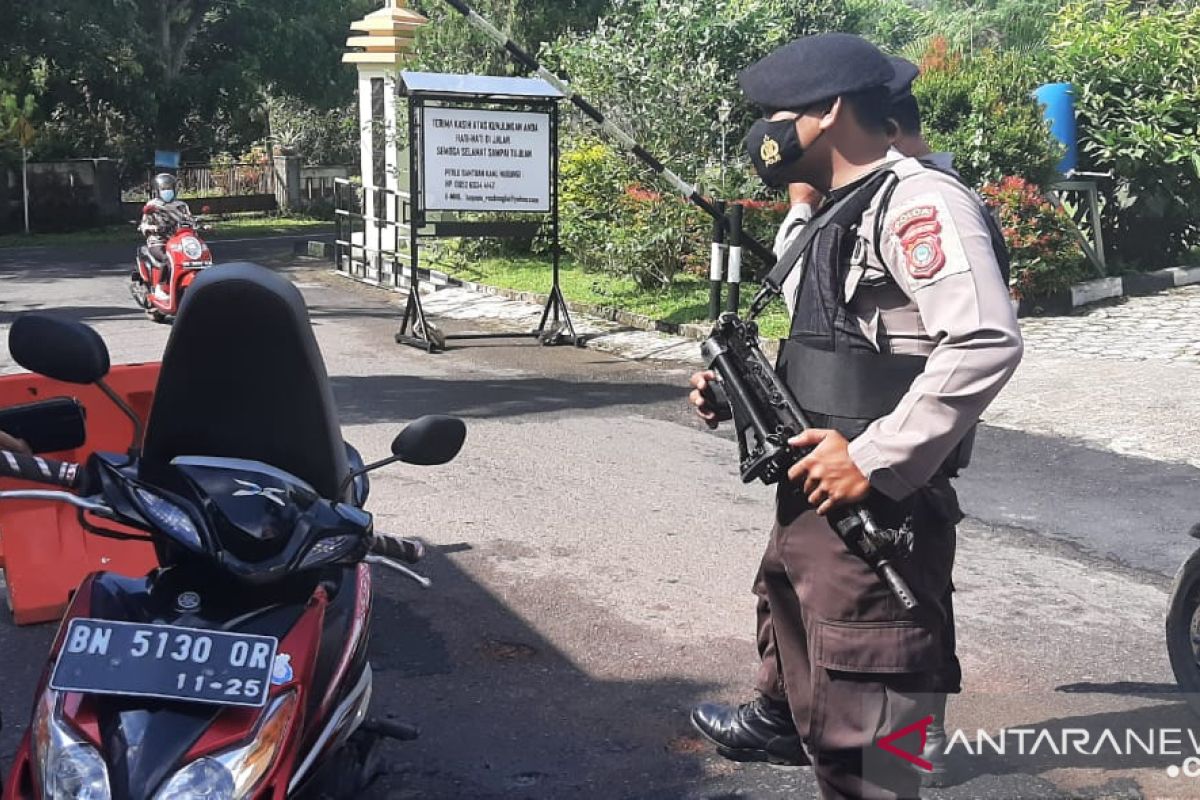 Polisi perketat penjagaan pintu masuk Mapolres Bangka