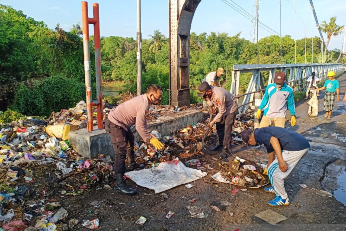 Sukseskan kampung sehat 2, Polsek Utan gotong royong bersama bersihkan sampah di desa
