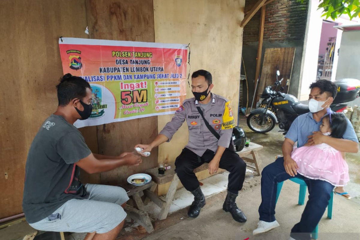 Bhabinkamtibmas Desa Tanjung ajak warga disiplin prokes melalui silaturahmi dari rumah ke rumah