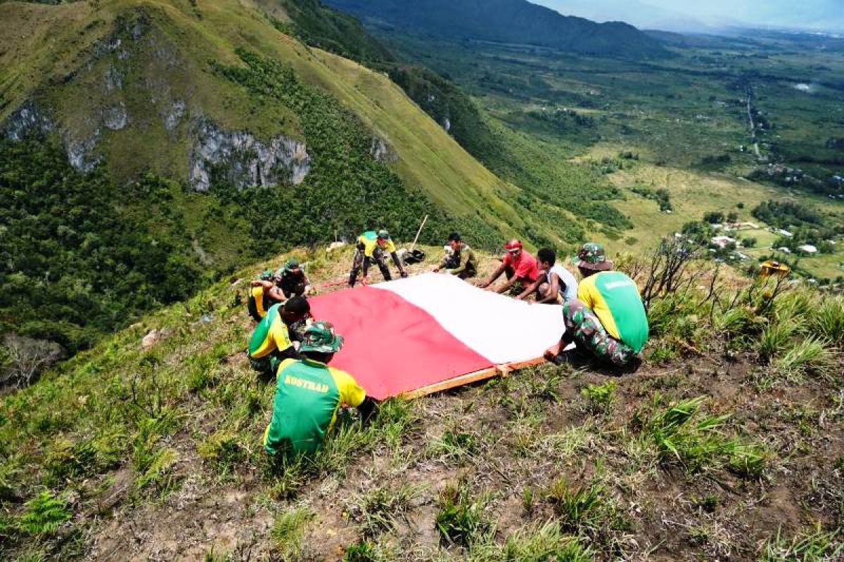 Kepala Suku dan Satgas TNI kibarkan Merah Putih di gunung Bagarek