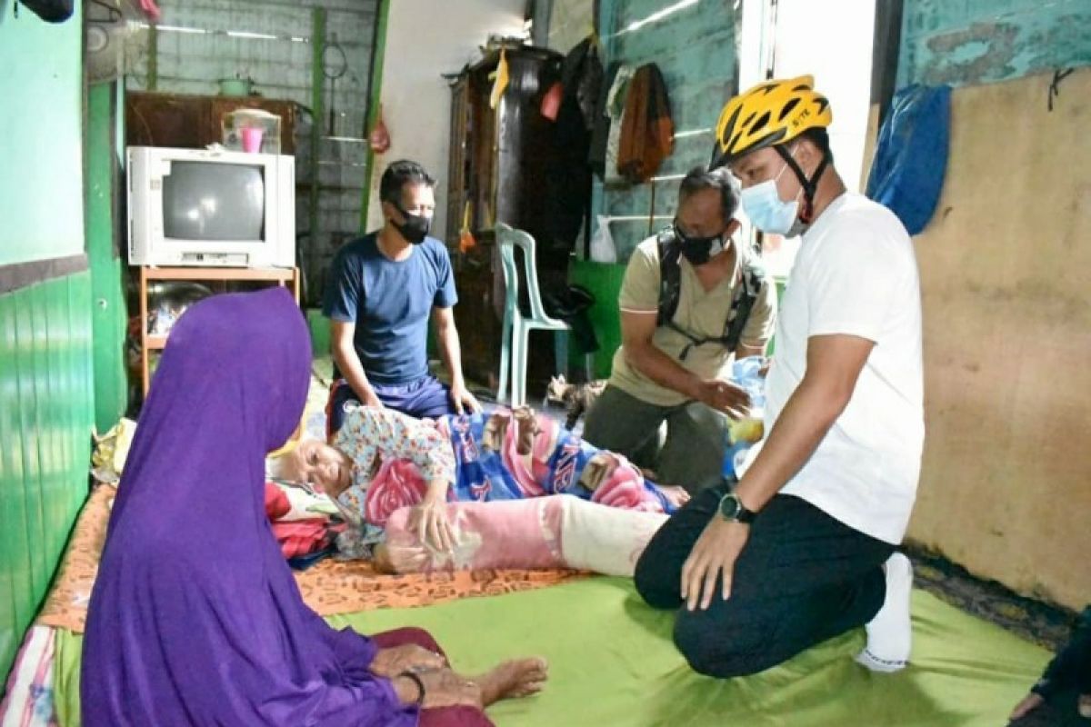 Bupati Lamandau kunjungi warga dan berikan bantuan melalui 'Gowes Berbagi'