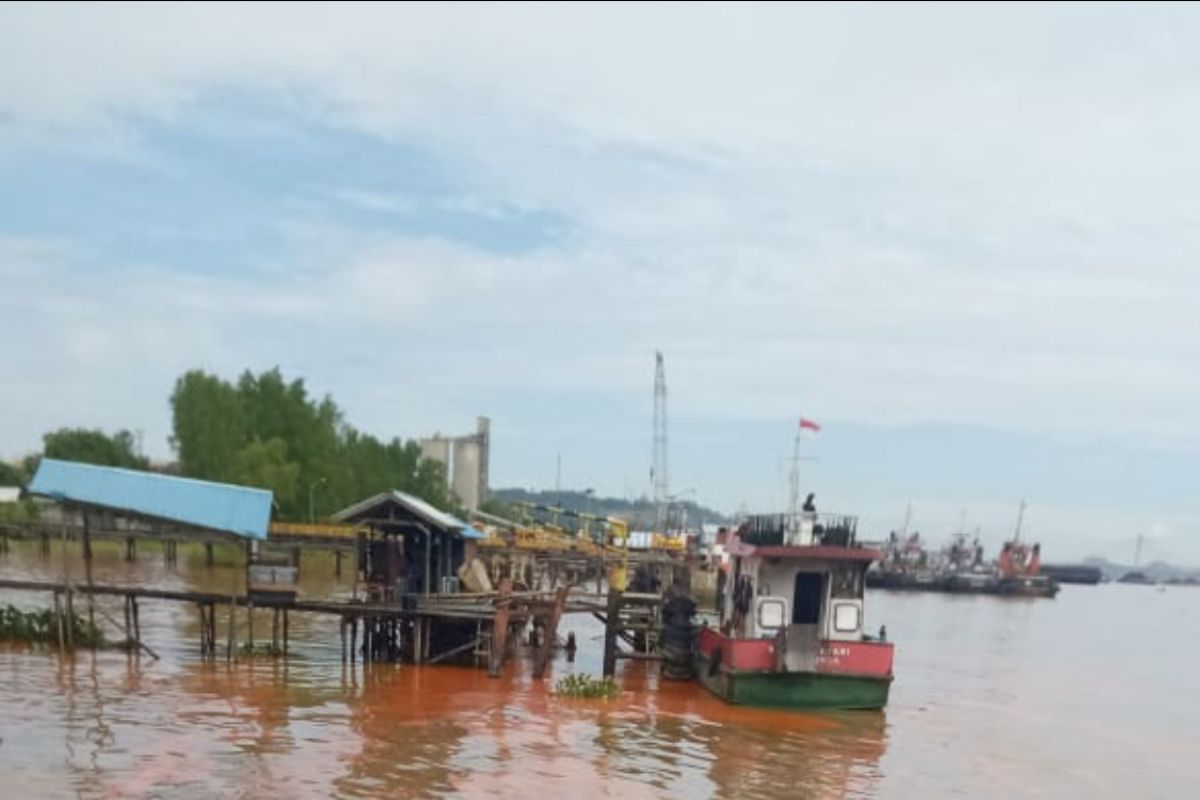 Kapal bermuatan minyak sawit tenggelam di sungai