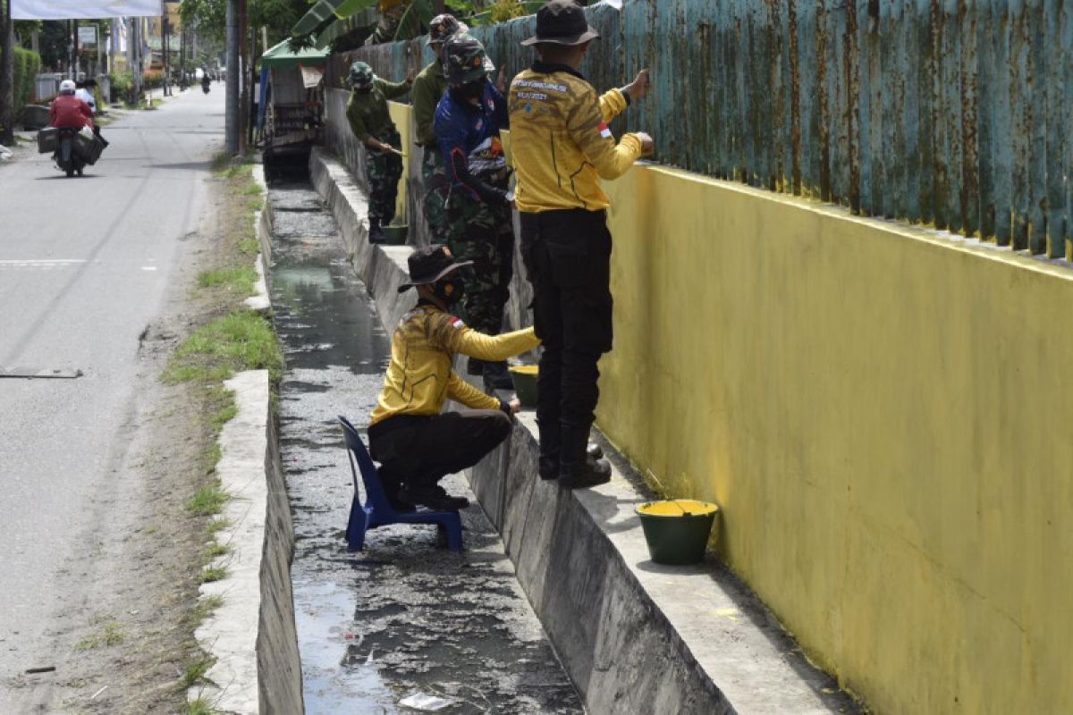 Taruna Latsitardanus bersama masyarakat renovasi gereja dan masjid