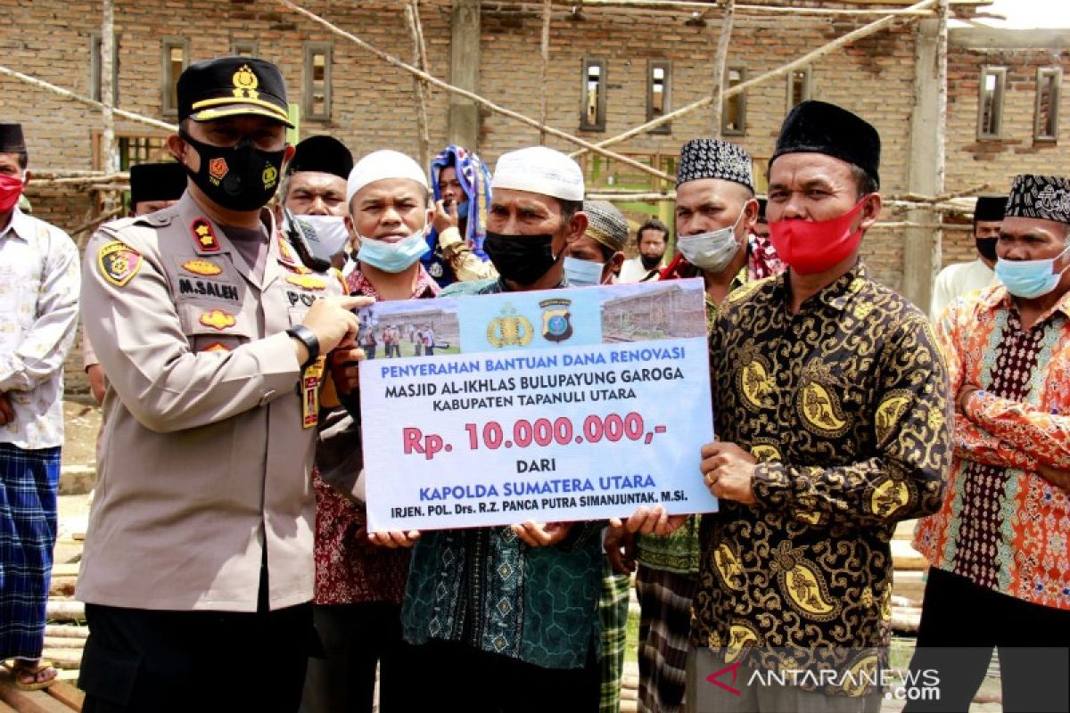 Kapolres Taput bagikan tali asih dan serahkan bantuan Kapoldasu renovasi Masjid Al Ikhlas