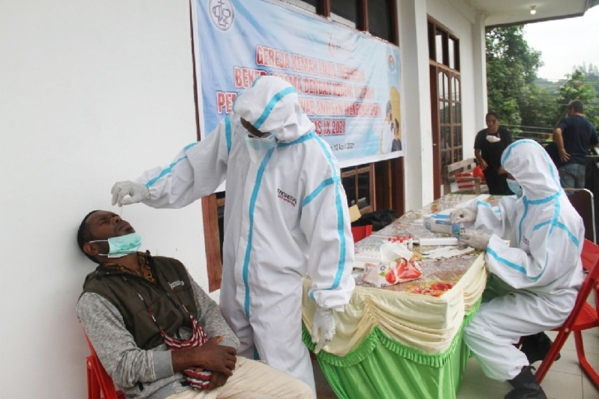 TNI tes usap antigen peserta-panitia Konferensi Nasional IX GKII Papua