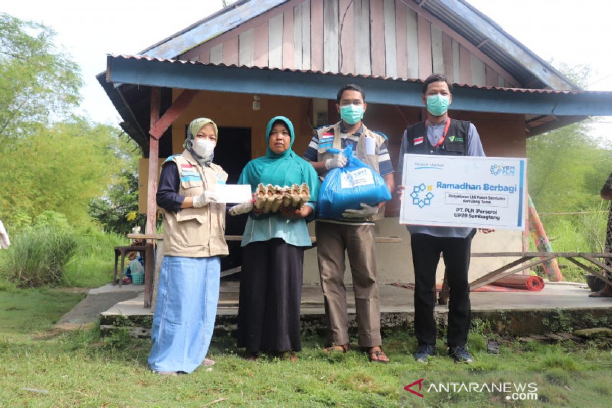 Yayasan Baitul Maal PLN bersama DD Singgalang bagikan sembako dan uang santunan