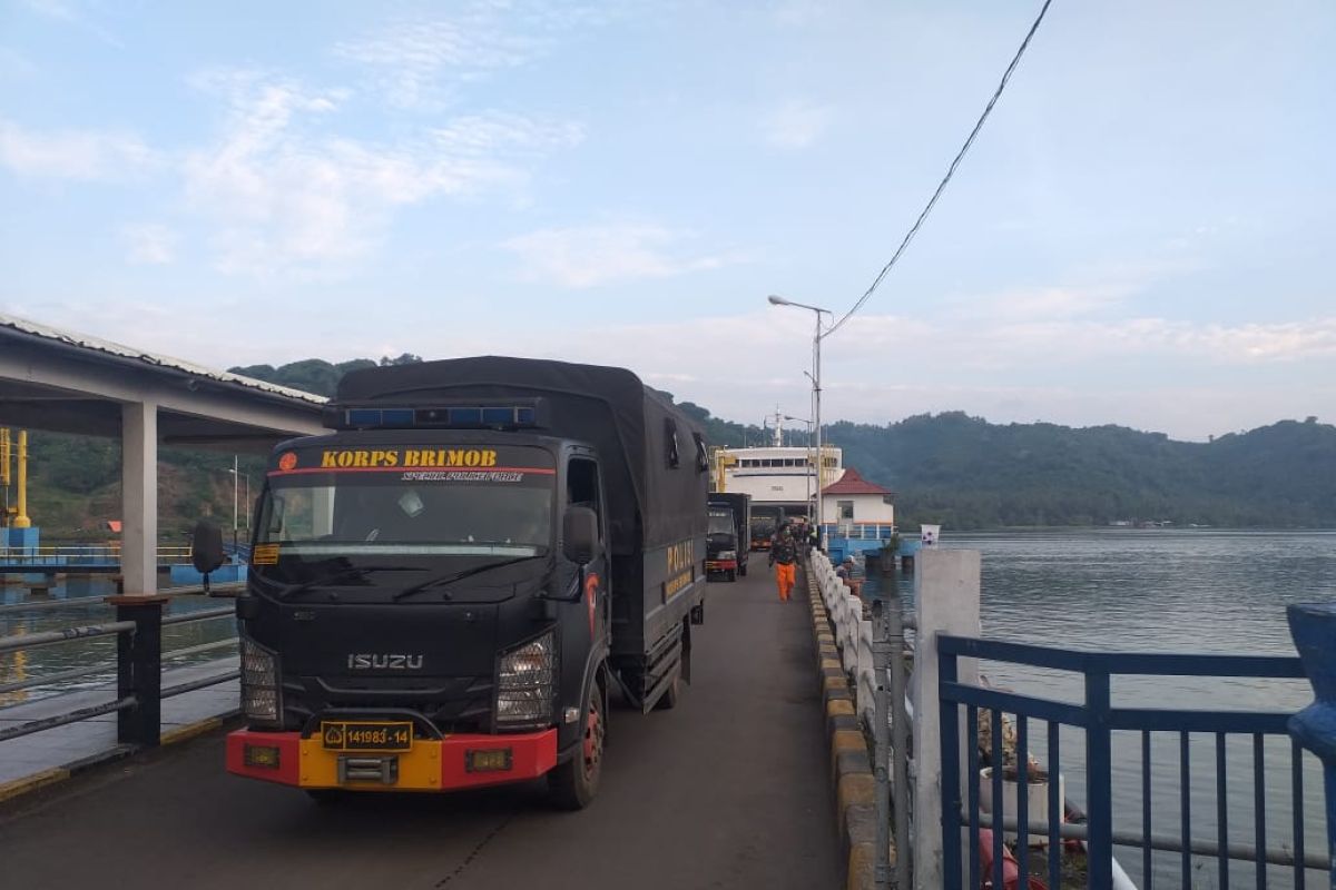 Pastikan kelancaran bantuan bencana alam di NTT, Polres Lobar lakukan pengawalan