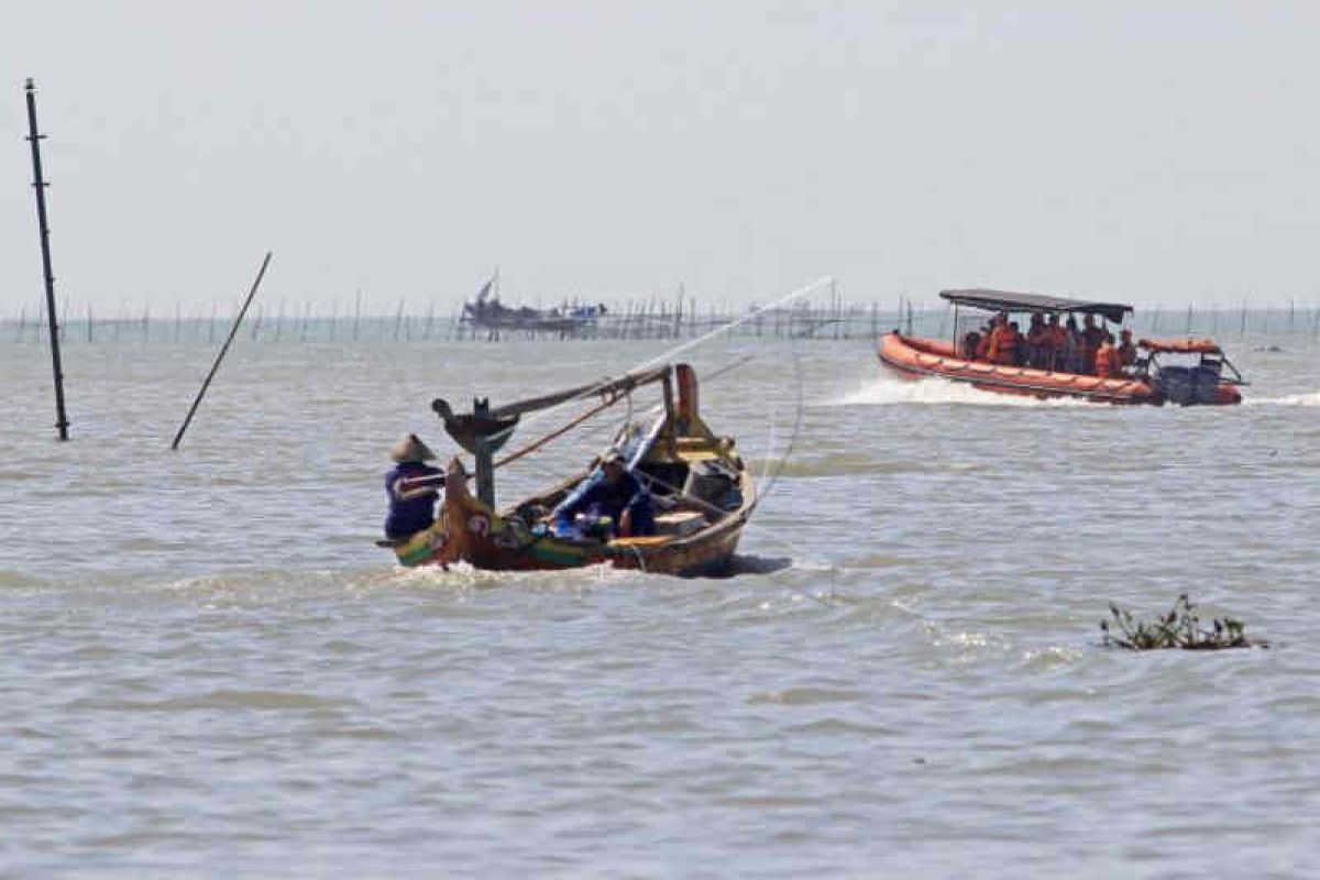 Sudah tujuh hari, tim SAR masih mencari 13 ABK yang hilang di laut