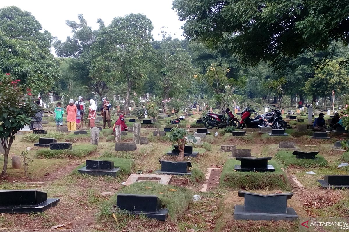 TPU Pondok Kelapa ramai didatangi peziarah jelang Ramadhan