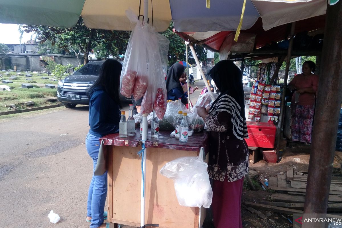 Pedagang bunga TPU Pondok Kelapa raup untung