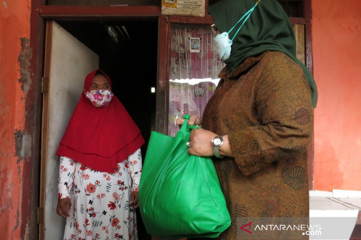 Bupati Bogor bagikan 500 paket sembako di zona rawan pangan