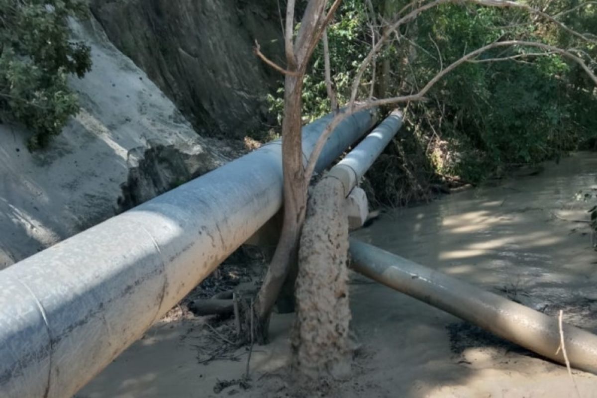 Dua pipa saluran utama air Bendungan Tilong terputus akibat longsor