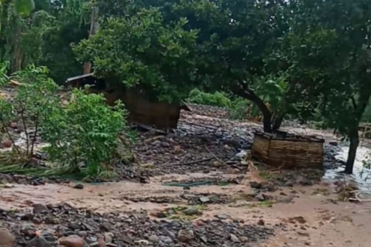 Jembatan putus diterjang banjir, Ratusan warga Desa Beloto di Flores Timur masih terisolasi