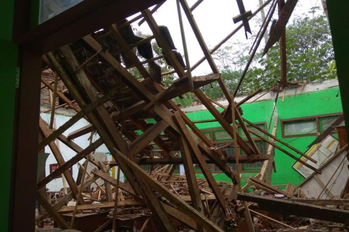 Kuatnya guncangan gempa merusak sejumlah fasilitas publik di Trenggalek