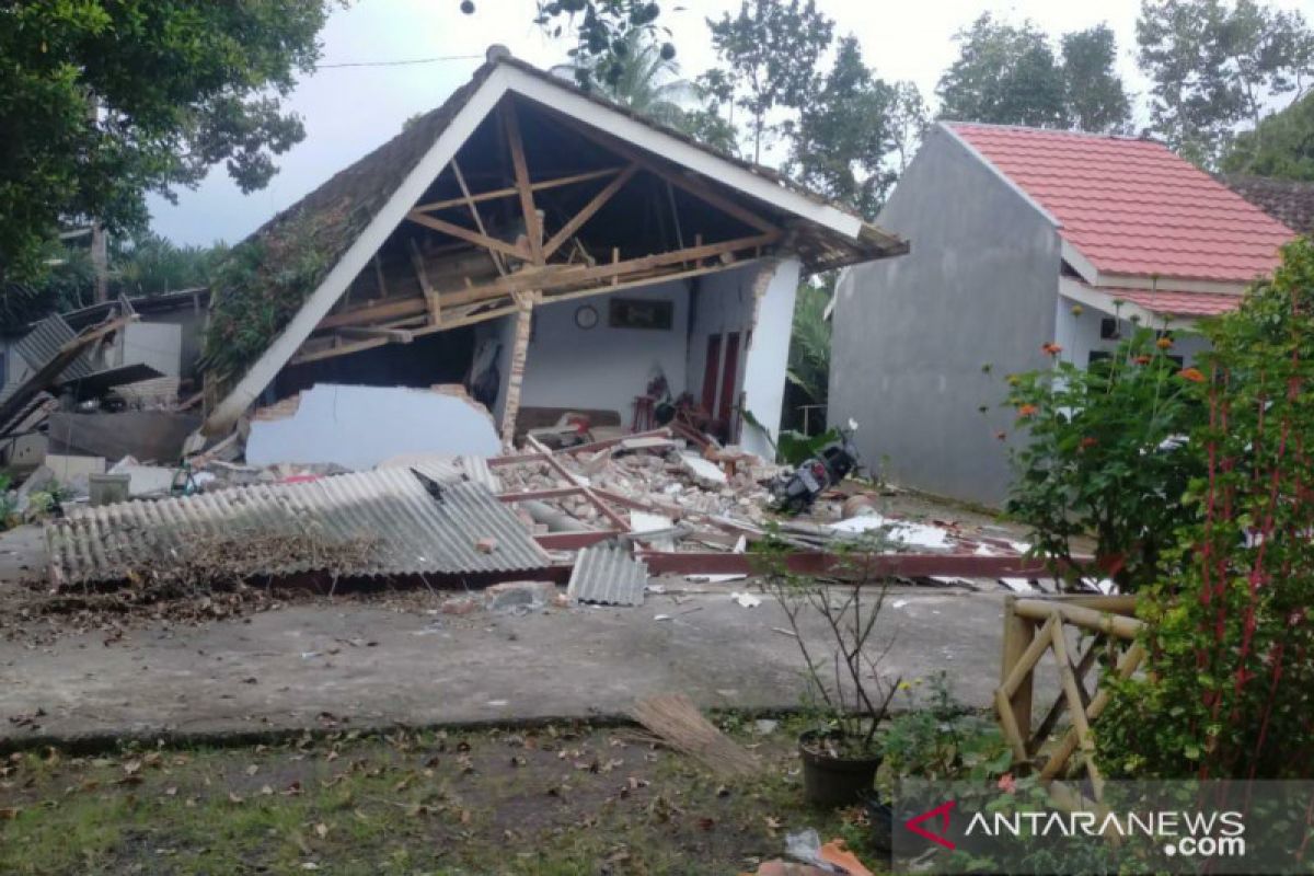 BPBD Lumajang buka posko pengungsian bagi korban gempa