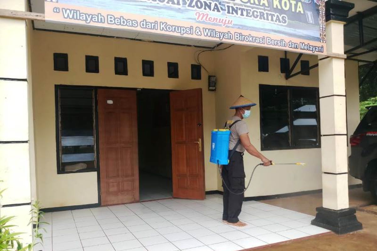 Lingkungan kantor Polisi subsektor Skouw disemprot disinfektan