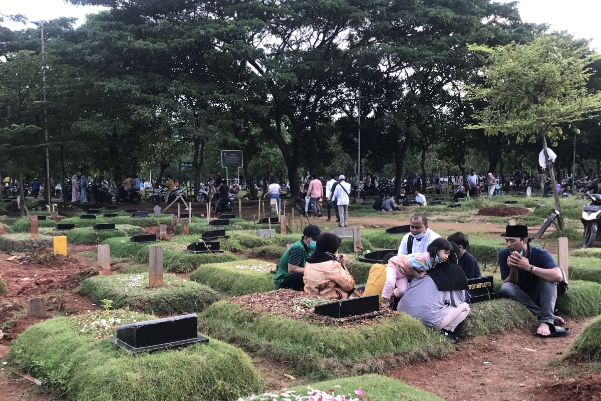 Ratusan warga memaksa masuk ke TPU Tegal Alur untuk berziarah