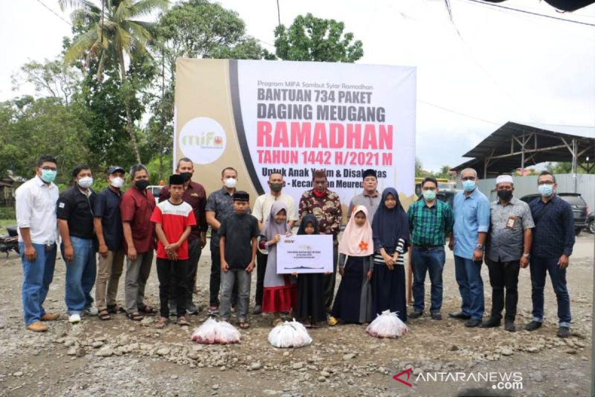 Mifa Bersaudara salurkan 734 paket daging untuk yatim dan disabilitas