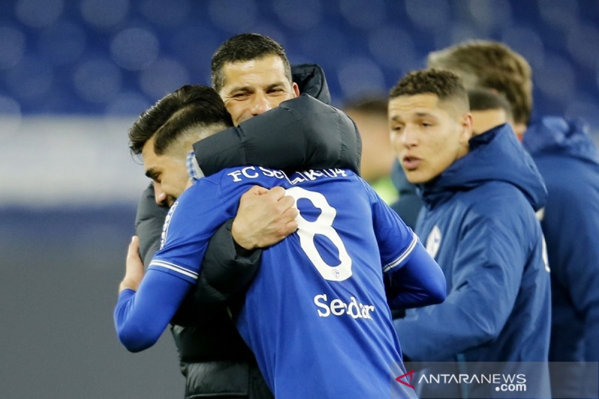 Schalke memetik kemenangan perdana bersama Dimitrios Grammozis