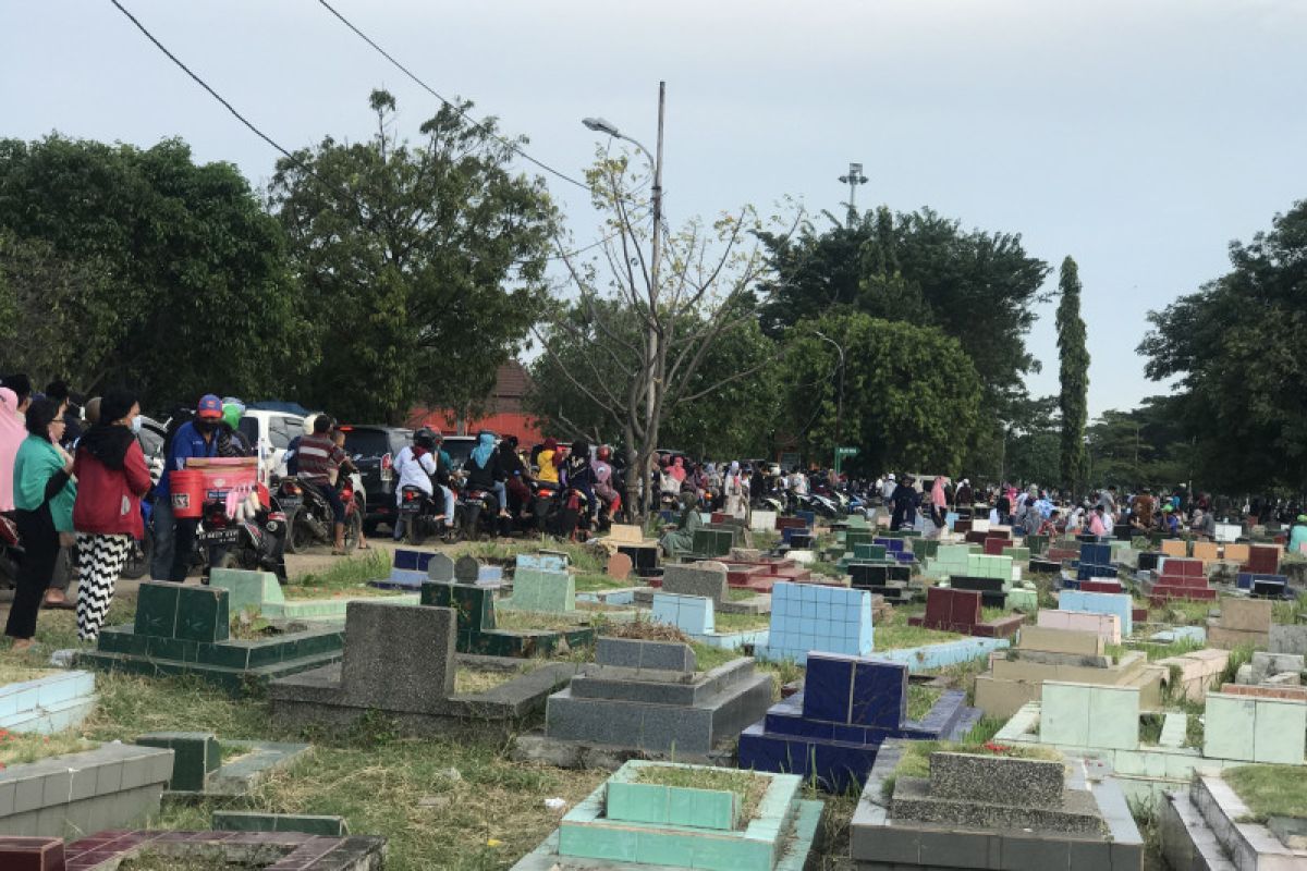 Peziarah padati TPU Tegal Alur jelang Ramadhan