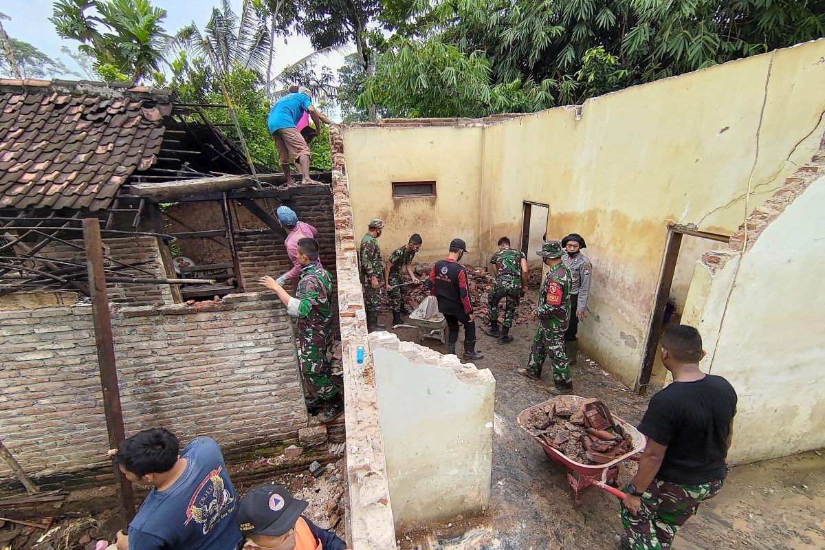 Gotong-Royong Penanganan Pascagempa di Trenggalek