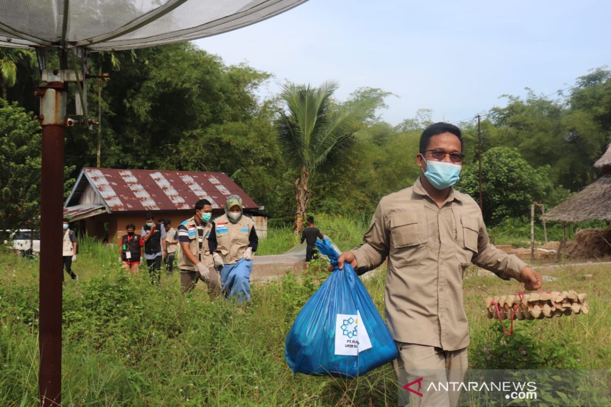 Dompet Dhuafa-YBM PLN bagikan paket sembako di Padang Pariaman