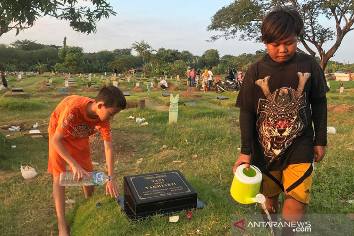 Ziarah Ramadhan jadi ladang rezeki anak penyiram makam