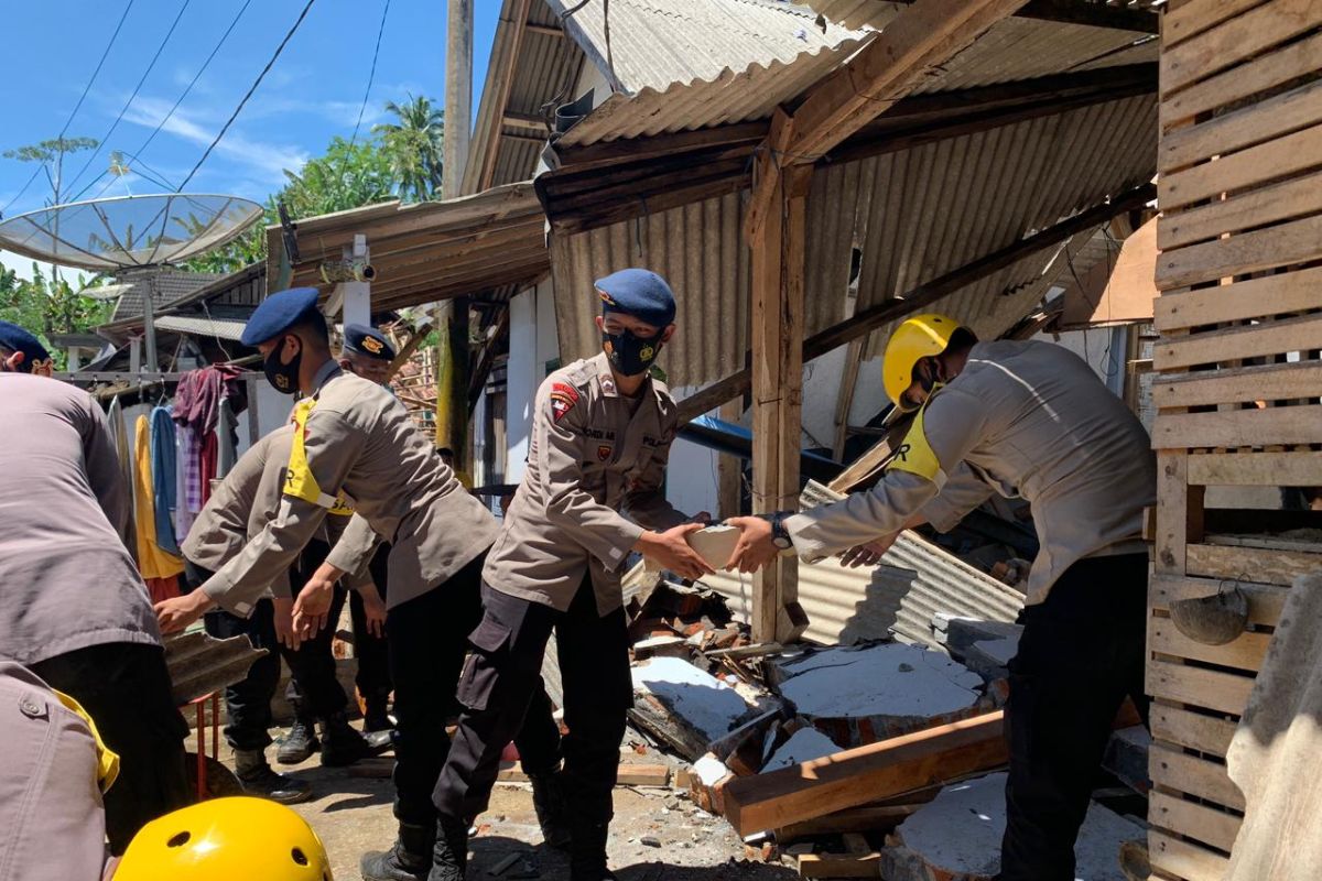 Brimob Polda Jatim diterjunkan bantu penanganan gempa di Lumajang