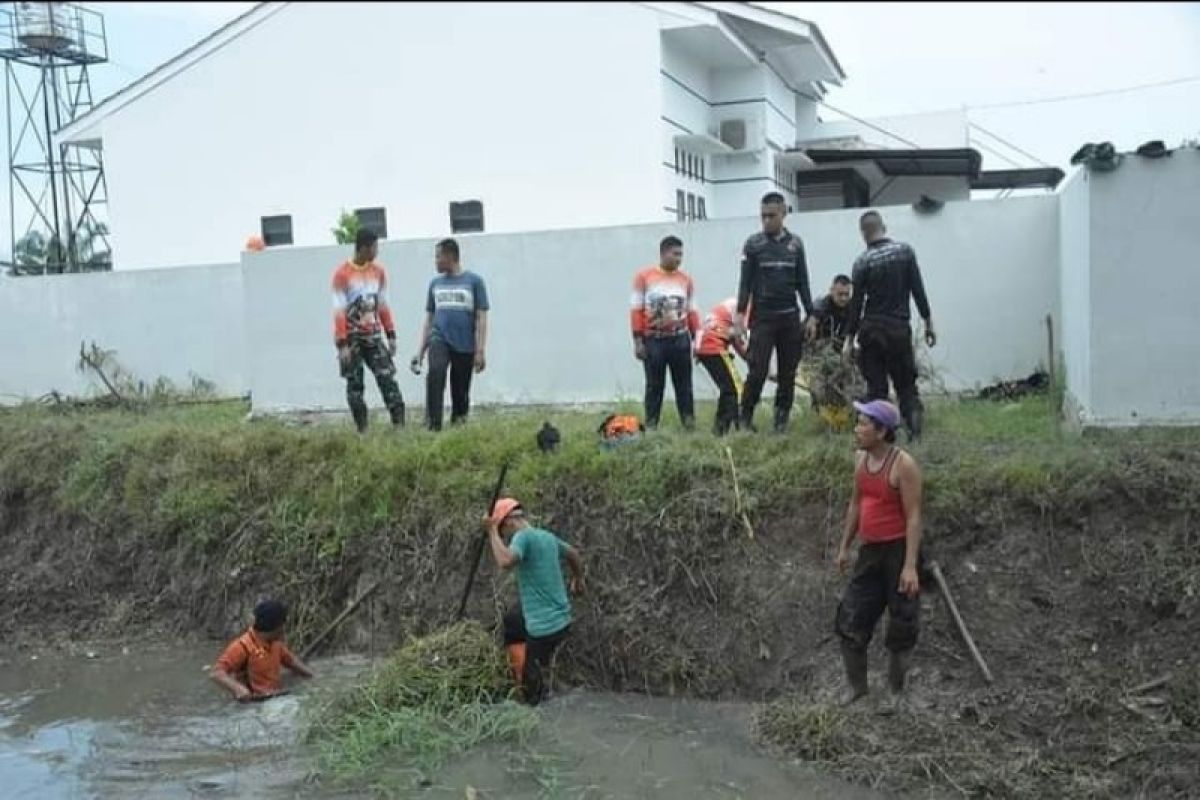 Peserta Latsitardanus lakukan penanaman pohon di bantaran Sei Padang