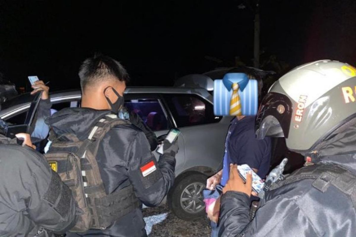 Kepergok polisi, dua pria diduga pasangan LGBT berdalih kencing