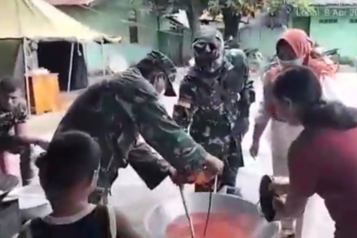 Army personnel establish kitchens to help flood victims in Malaka