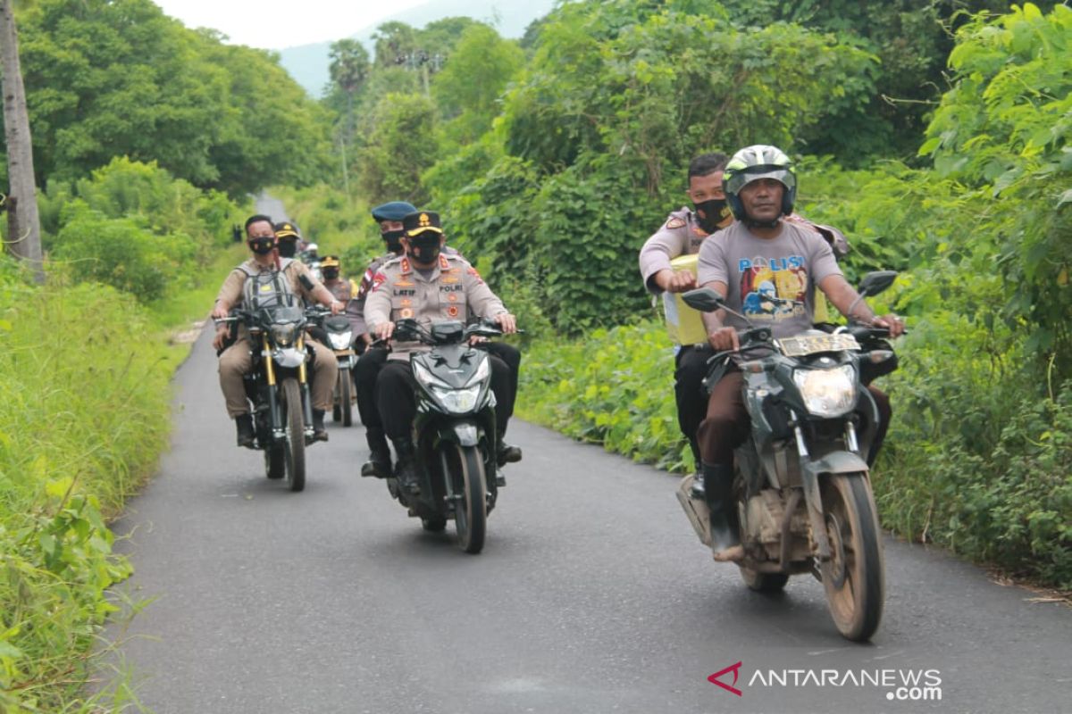 artikel- Saat Kapolda NTT salurkan bantuan gunakan sepeda motor