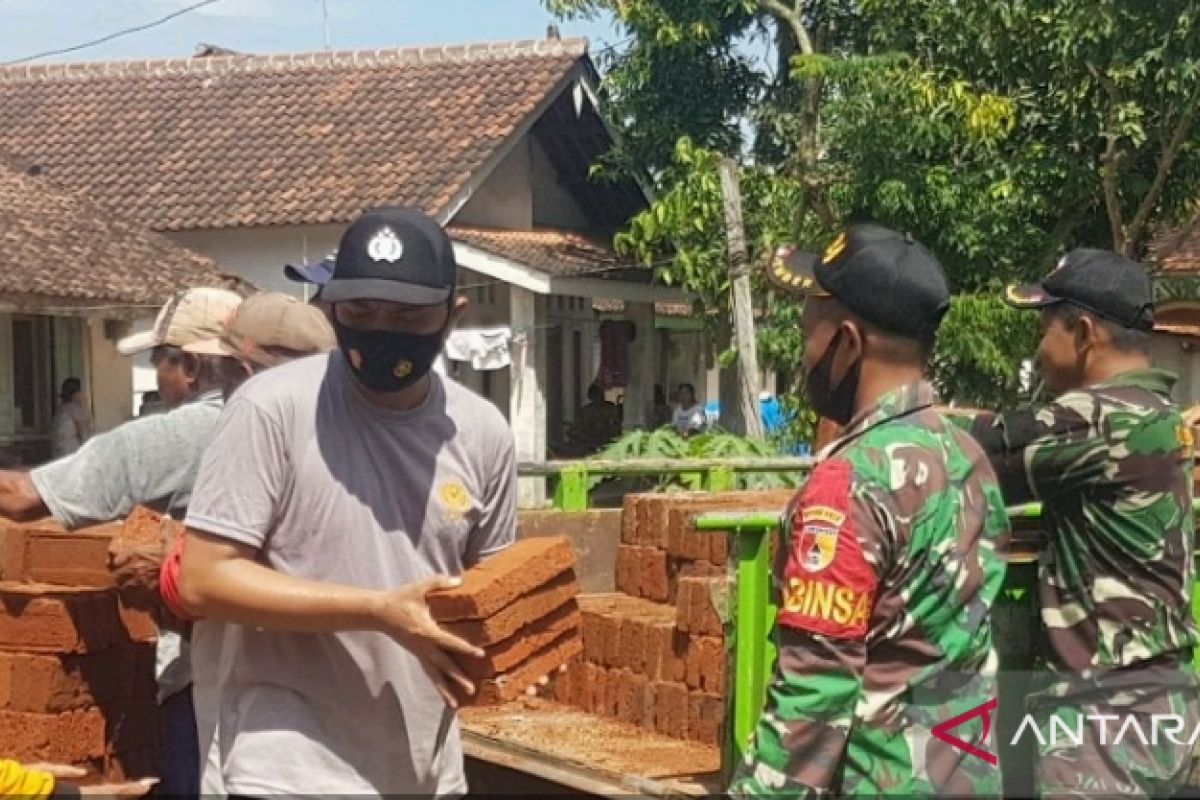 Polri  dan TNI bantu bersihkan rumah warga terdampak gempa di Jember