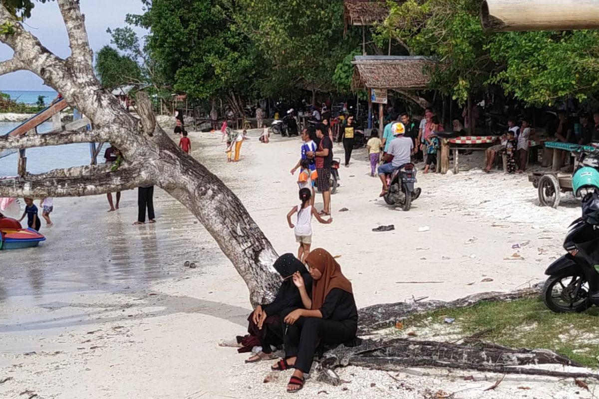 Warga padati objek wisata di Simeulue tanpa protokol kesehatan