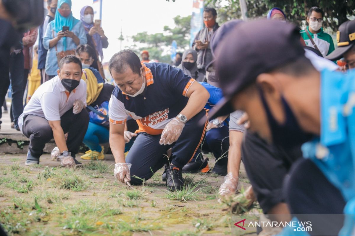 Bupati Hendy bersama warga bersihkan Alun-alun Jember jelang Ramadhan