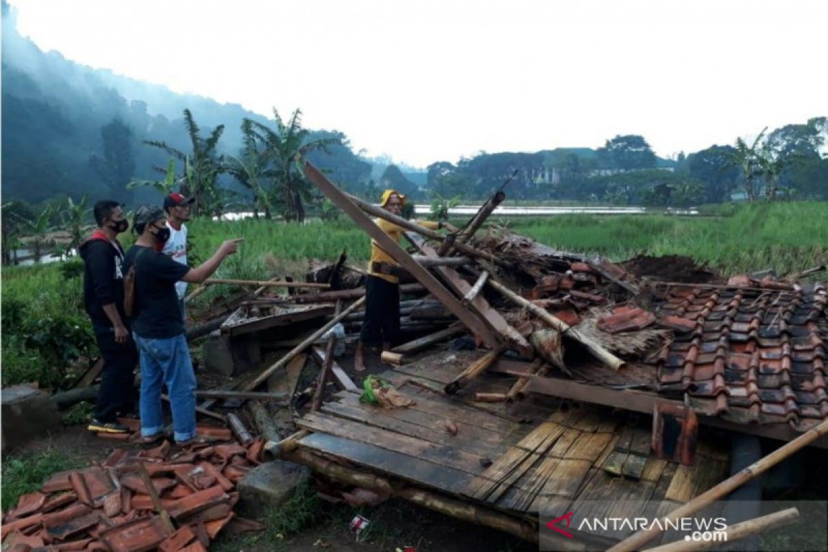 Nahas, dua orang petani meninggal tertimpa bangunan ambruk