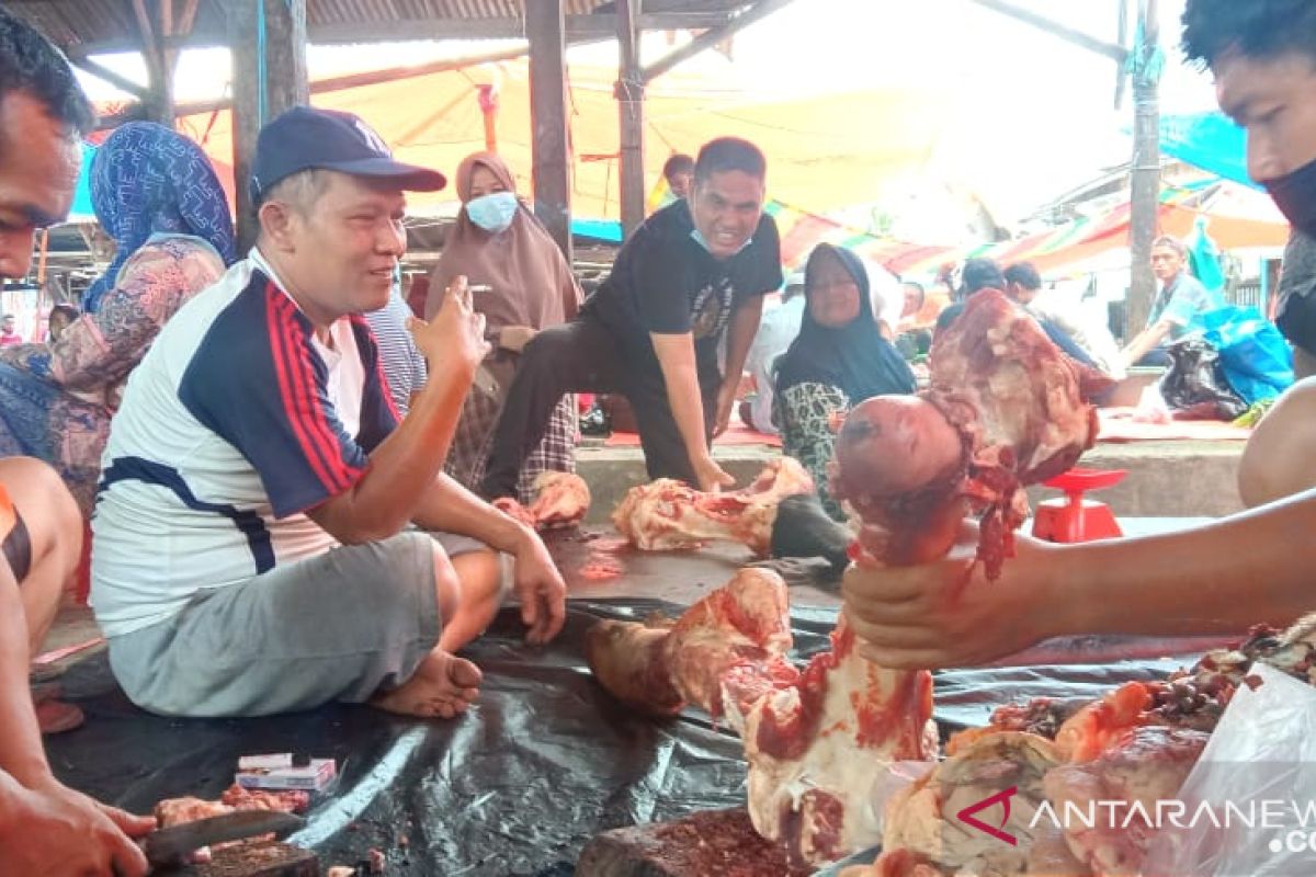 Sehari jelang Ramadhan, harga daging sapi di pasar tradisional Pasaman Barat naik