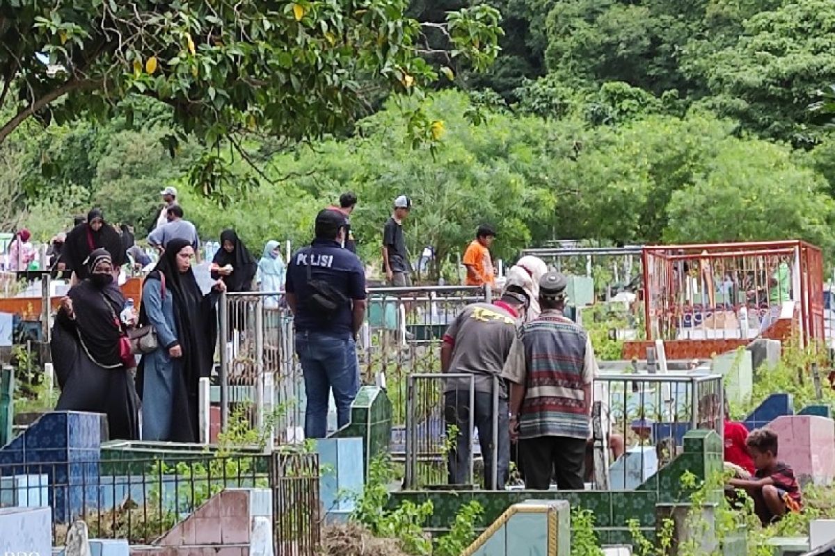 Umat Islam di Kota Jayapura  ziarah kubur jelang Ramadhan