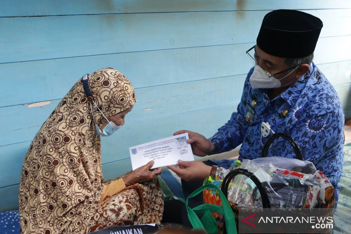 Bupati dan jajaran serahkan sembako bagi 167 lansia asuh di HSS