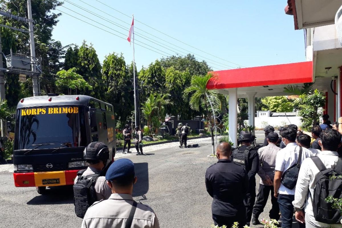 Tim Gegana ledakkan tas misterius di halaman Kantor DPRD Kediri