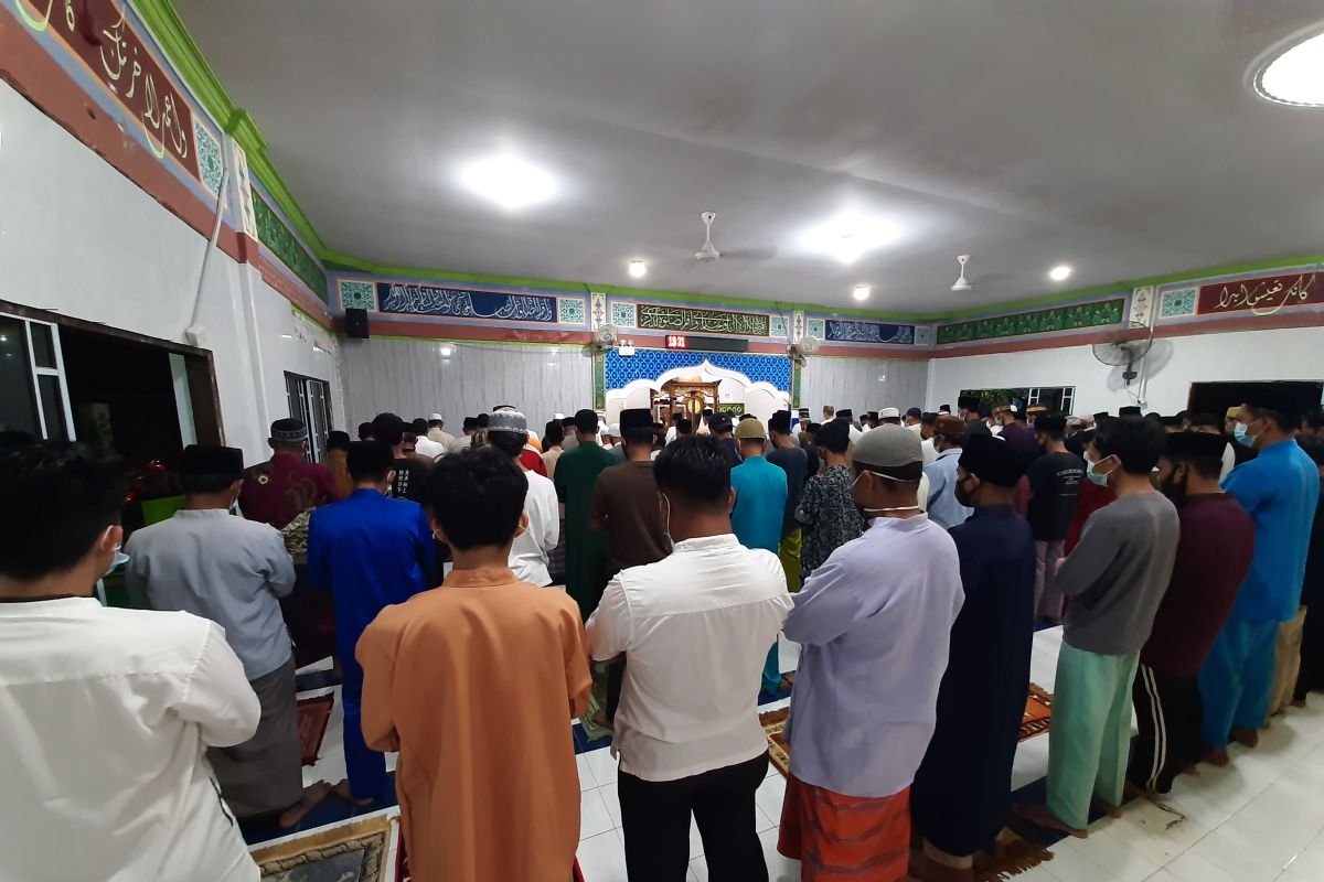 Warga Tanjungpinang antusias shalat tarawih perdana di masjid