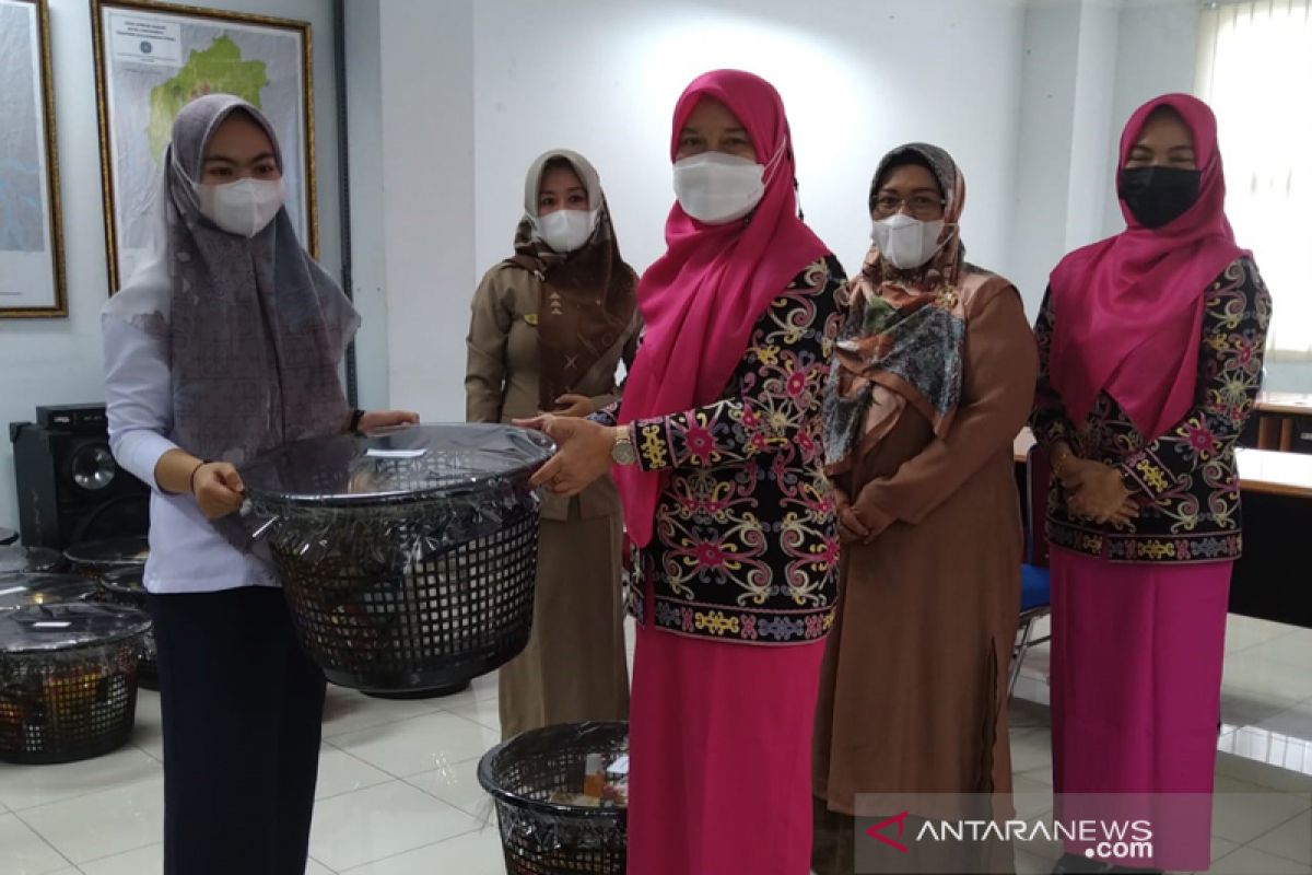 Dharma Wanita DPMPTSP Samarinda Berbagai Ratusan Paket Sembako