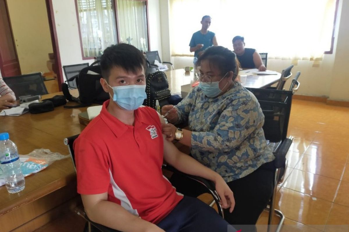 Atlet Pelatda Sumut mendapatkan vaksin COVID -19 hadapi PON di Papua