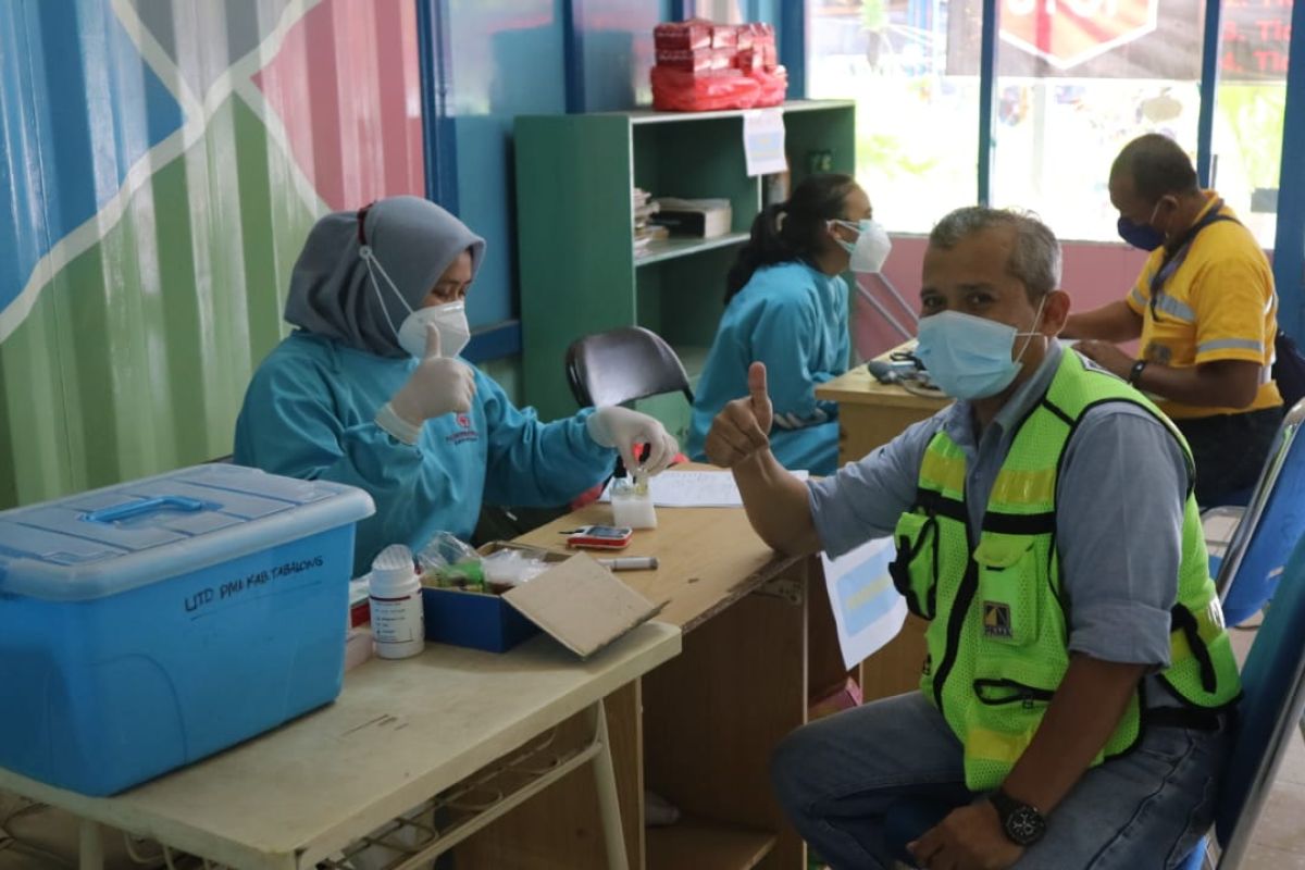 Karyawan PT  Pamapersada Nusantara sumbang 100 kantong darah